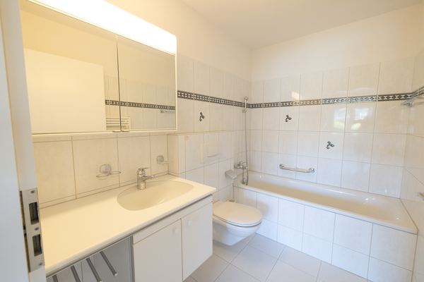 Badezimmer mit Wanne/WC