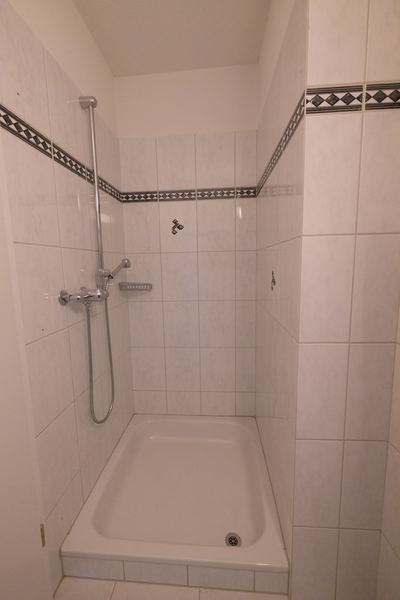 Dusche mit neuer Glasduschwand