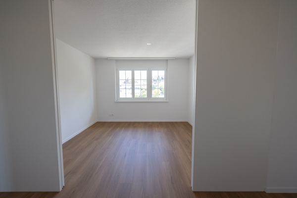 Zimmer 2 mit offener Schiebetür zum Entrée